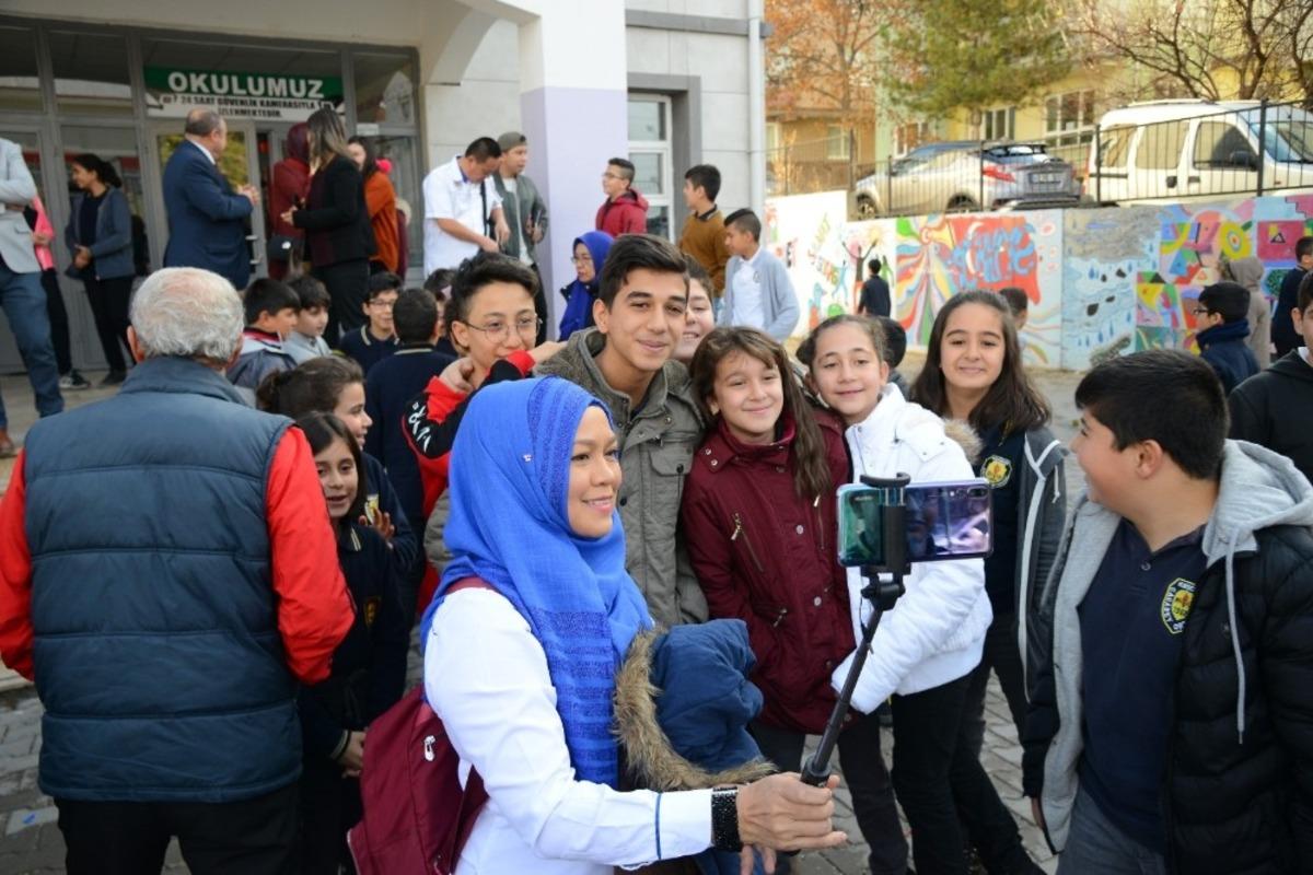 Malezya&rsquo;dan gelen turist kafilesi, okullarda eğitim sistemini inceledi