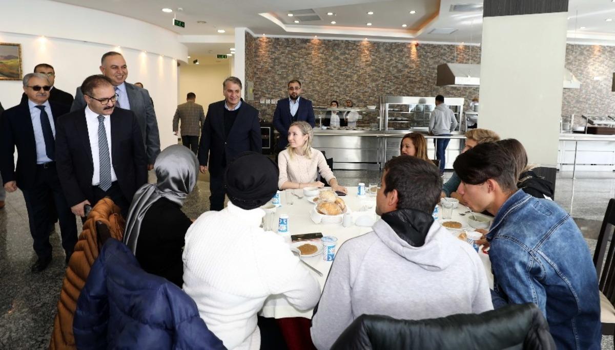 Rekt&ouml;r G&uuml;r, engelli &ouml;ğrencilerle yemekte bir araya geldi