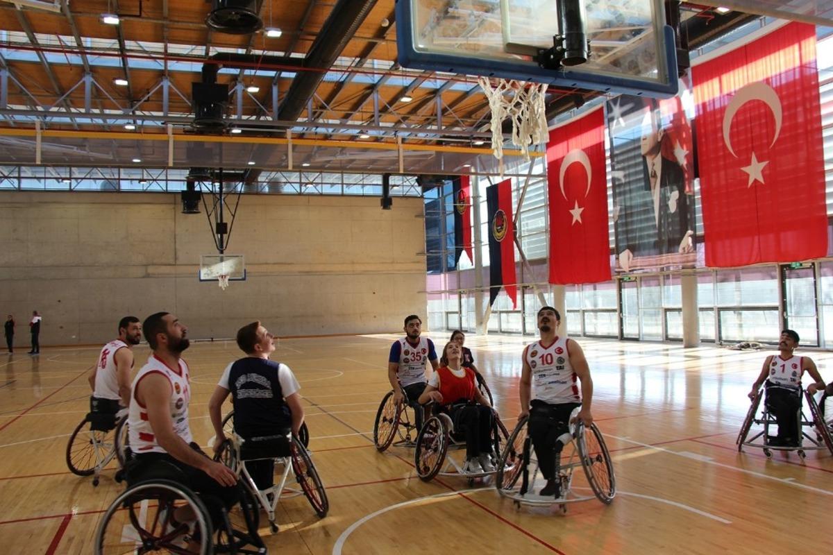 TSK Tekerlekli Sandalye Basketbol Takımı TED Ankara Koleji&rsquo;ne konuk oldu