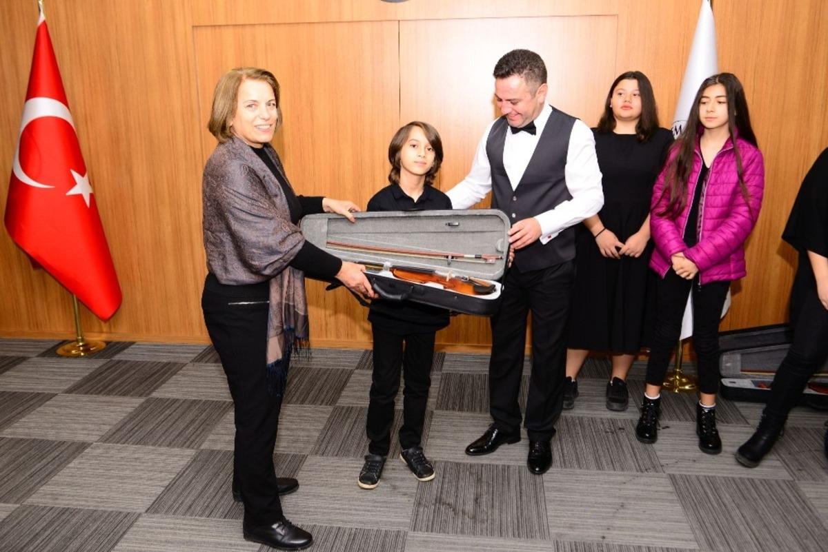 Nif &Ccedil;ocuk Orkestrası enstr&uuml;manları t&ouml;renle teslim edildi