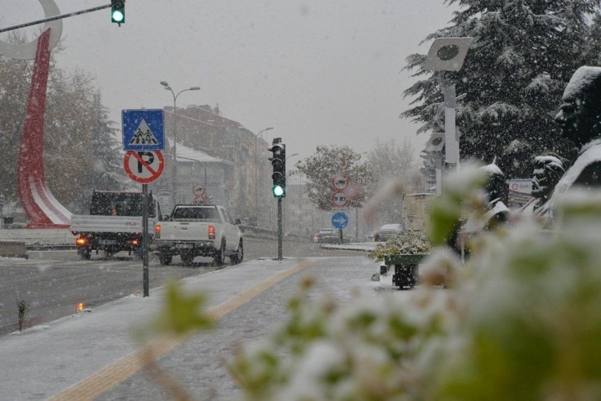 Boz&uuml;y&uuml;k&rsquo;te yılın ilk karı yağdı