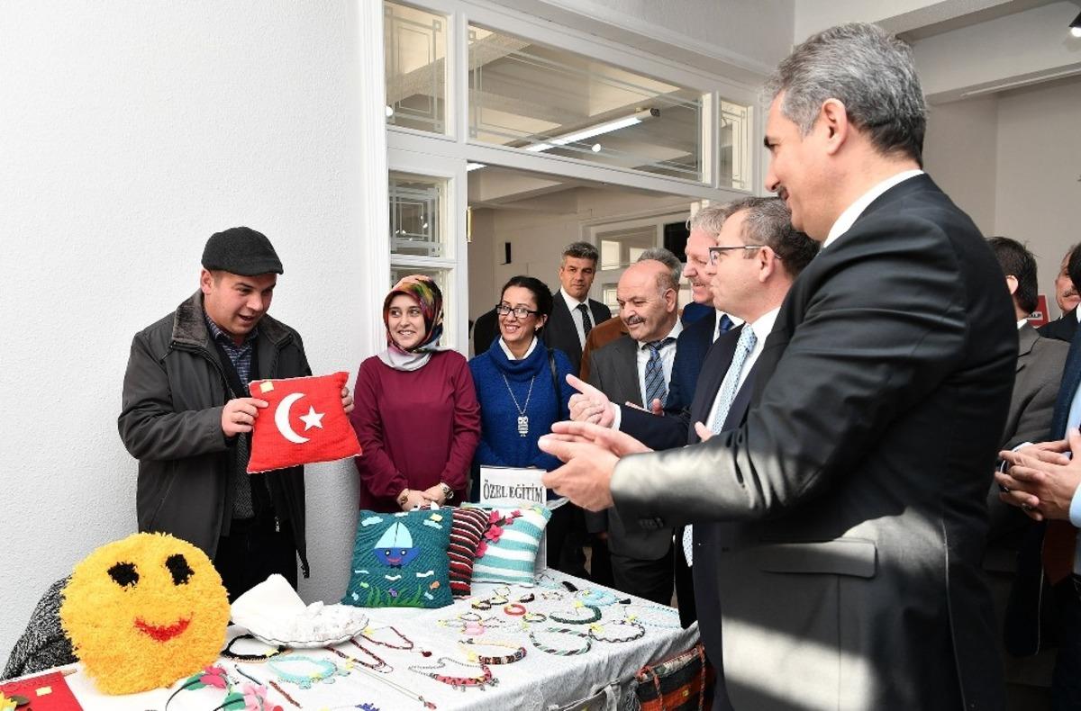 &Ouml;zel &ouml;ğrenciler eserleri ve şovlarıyla b&uuml;y&uuml;k beğeni topladılar