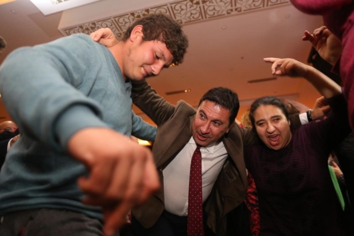 Başkan Aras engellilerle birlikte halay &ccedil;ekti