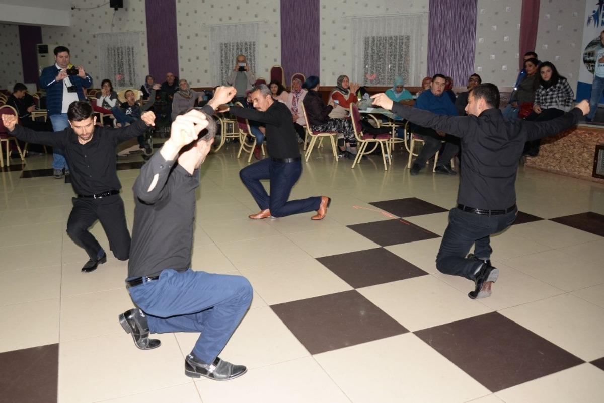 Boz&uuml;y&uuml;k&rsquo;te engelliler aileleri ile birlikte g&ouml;n&uuml;llerince eğlendi