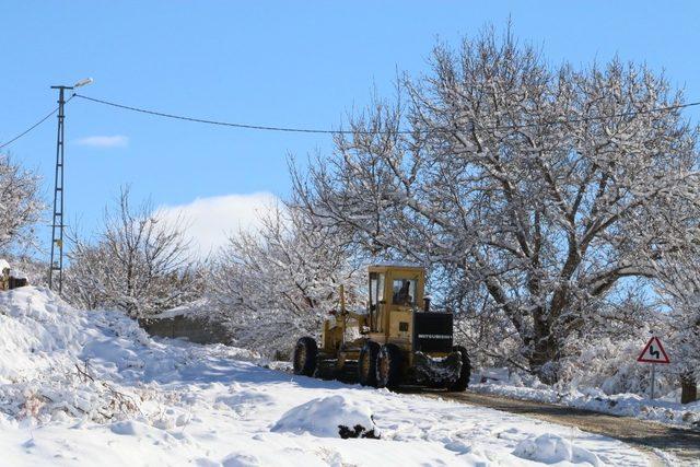 Kardan yolların ulaşıma kapandığı Doğu’da soğuk hava etkisini artırdı
