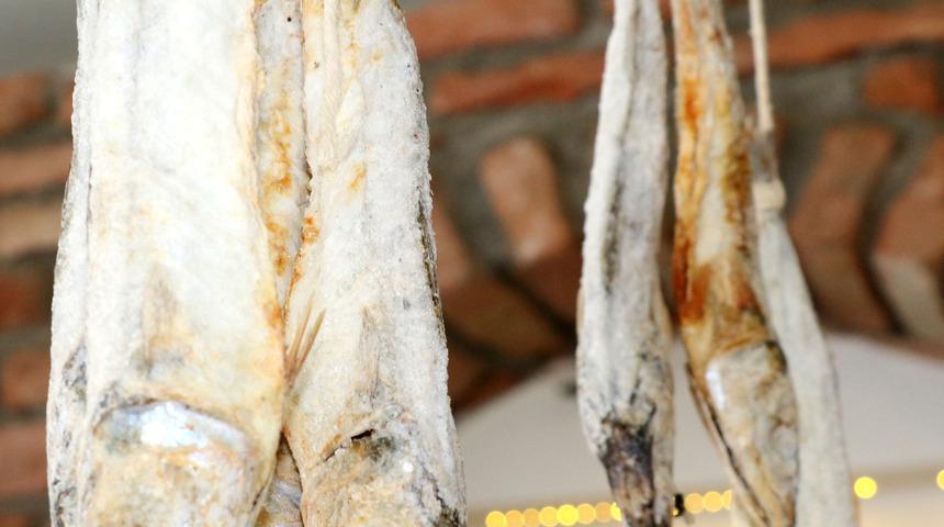 Uskumru çiroz nasıl yapılır? İpe asılarak kurutulan lezzet...