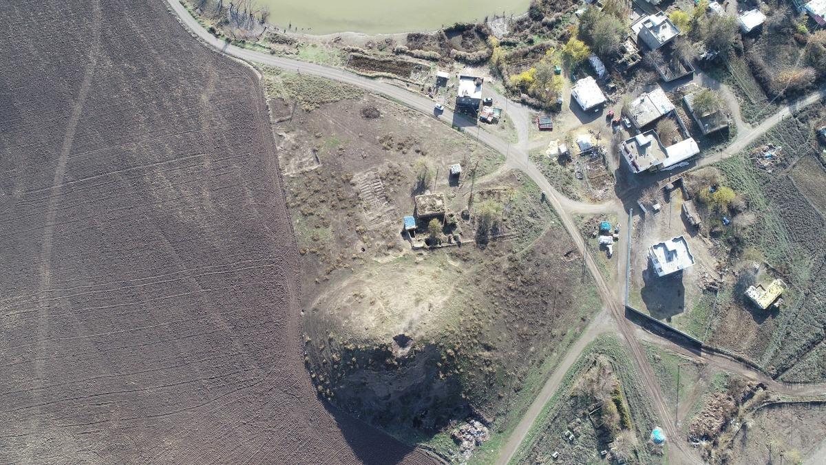 Altın dedikodusunu duyan defineciler tepeyi k&ouml;stebek yuvasına &ccedil;evirdi! Mahalleliler n&ouml;bet tutmaya başladı