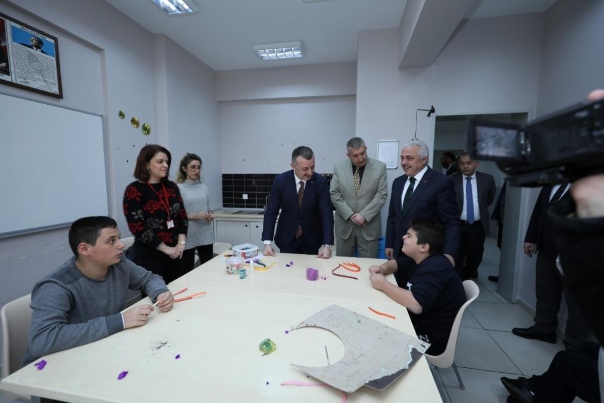 Başkan B&uuml;y&uuml;kakın, engelli merkezlerini ziyaret etti