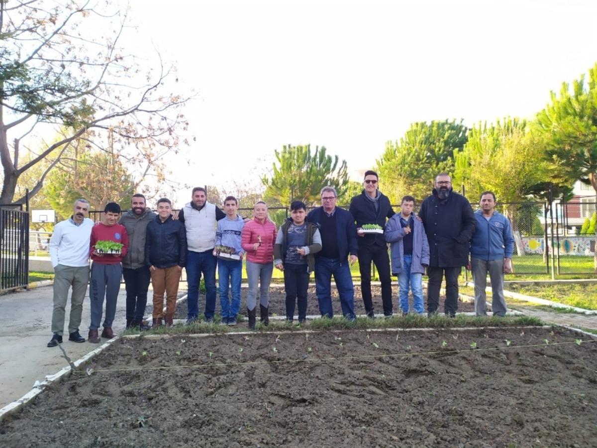 Ko&ccedil;arlı MYO &ouml;ğrencileri zihinsel engelli &ccedil;ocuklarla fide dikti