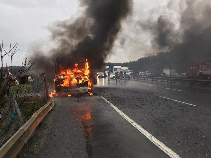 Arnavutköy'de facianın eşiğinden dönüldü: Yolcu minibüsü alev alev yandı  G2