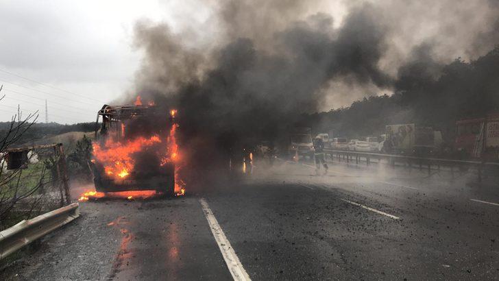 Arnavutköy'de facianın eşiğinden dönüldü: Yolcu minibüsü alev alev yandı  G3