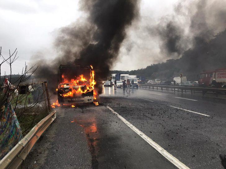 Arnavutköy'de facianın eşiğinden dönüldü: Yolcu minibüsü alev alev yandı  G4