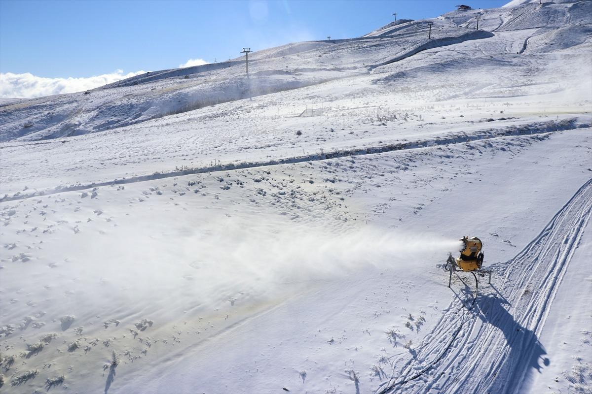 Erciyes Dağı'nda 45 bin metrek&uuml;p yapay kar &uuml;retildi