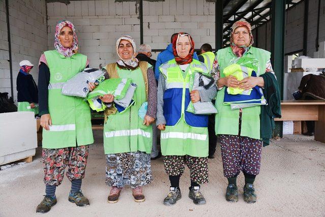 Mevsimlik iş kıyafetleri dağıtıldı