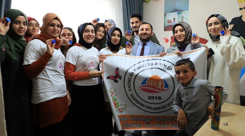 Mavi kapak toplayıp engelli &ccedil;ocuğun y&uuml;z&uuml;n&uuml; g&uuml;ld&uuml;rd&uuml;ler