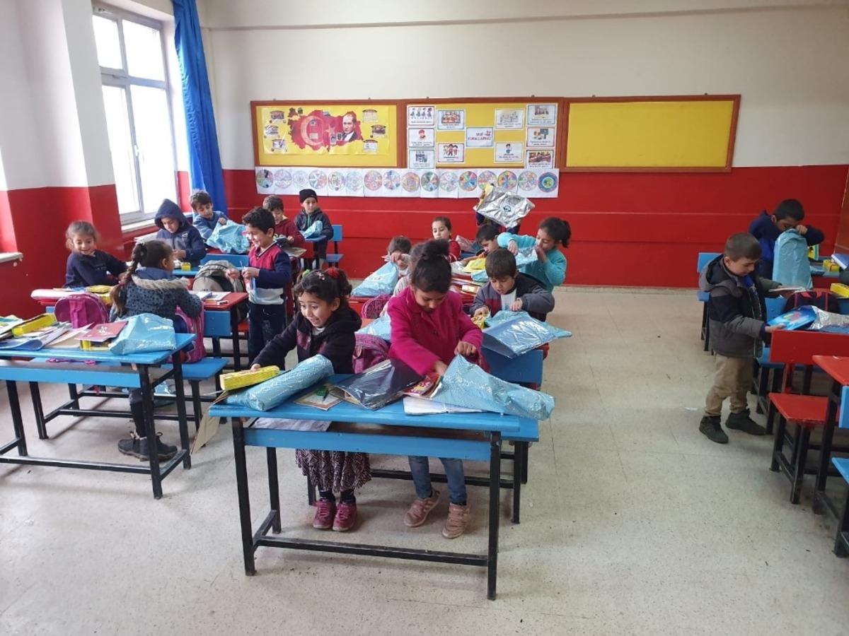 Havacılar Derneği &uuml;yeleri k&ouml;y okuluna kırtasiye yardımında bulundu