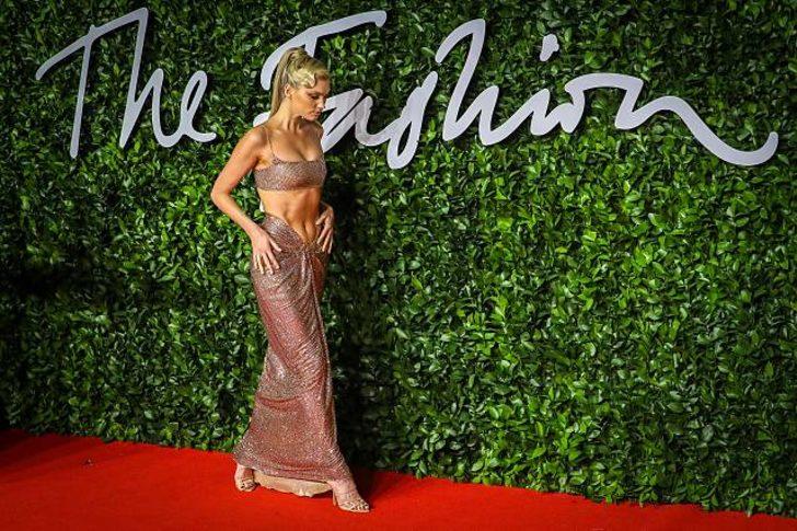 Elsa Hosk'ın karın kasları olay yarattı G3