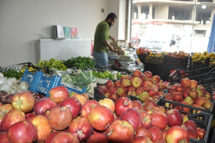 Manavcı genç kampanyayla 600 kitap topladı G3