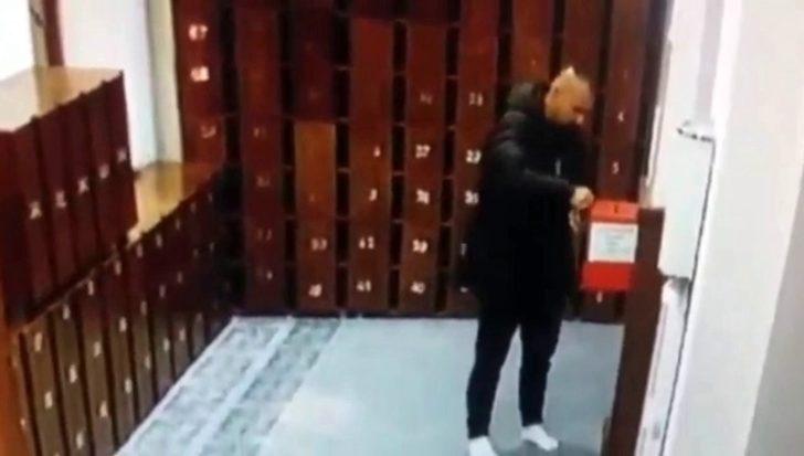 Camiye 'örümcek adam' gibi tırmandı! Sadaka kutusunu çaldı G3