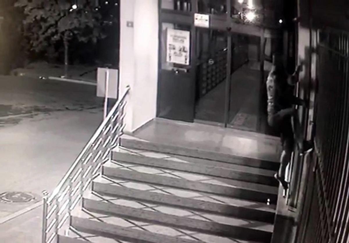 Camiye '&ouml;r&uuml;mcek adam' gibi tırmandı! Sadaka kutusunu &ccedil;aldı