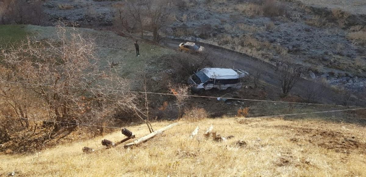 &Ouml;ğrenci servisi şarampole yuvarlandı: 2 &ouml;l&uuml;, &ccedil;ok sayıda yaralı