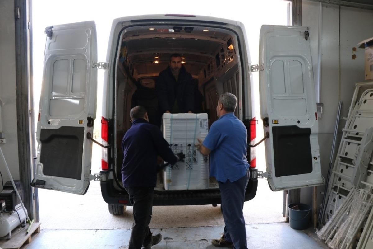 Evi yanan ailenin yardıma B&uuml;y&uuml;kşehir koştu