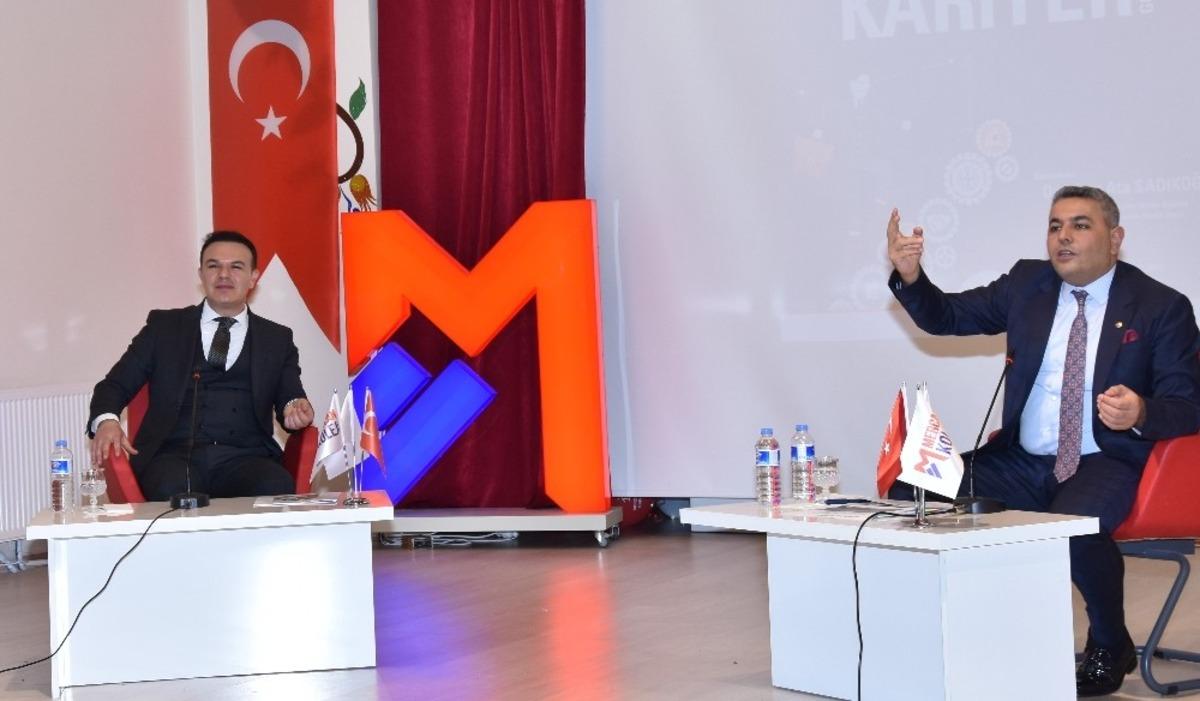 Başkan Sadıkoğlu,  gen&ccedil;lere dil &ouml;ğrenmelerini tavsiye etti