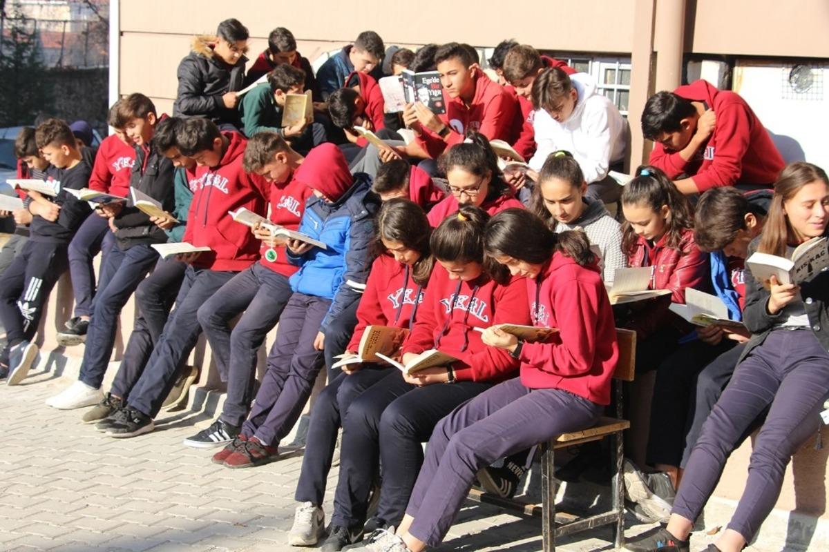 Kula protokol&uuml; ve &ouml;ğrenciler okul bah&ccedil;esinde kitap okudu