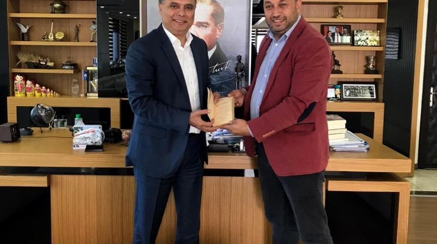 Azime Korkmazgil&rsquo;den Başkan Uysal&rsquo;a imzalı kitap