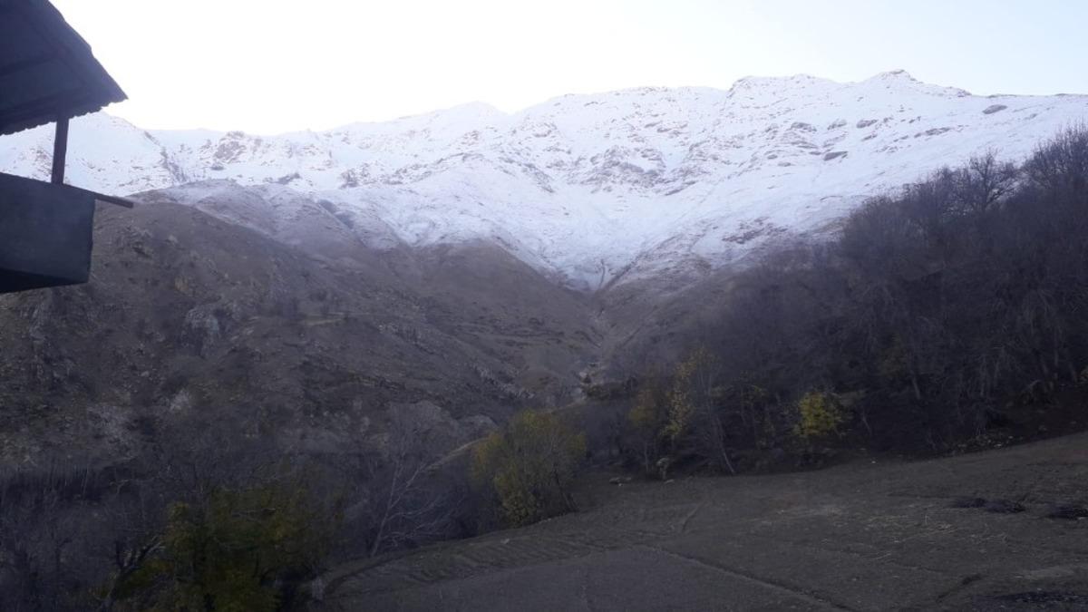 Batman&rsquo;da mevsimin ilk karı Mereto Dağı&rsquo;nı beyaza b&uuml;r&uuml;d&uuml;