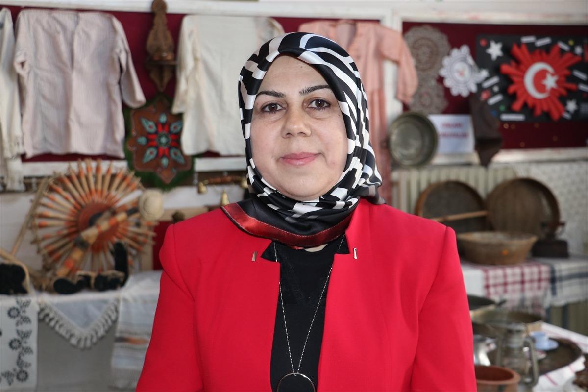 İlkokul &ouml;ğrencilerinden evlerinden getirdikleri tarihi eşyalarla sınıf m&uuml;zesi