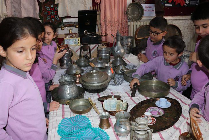 İlkokul öğrencilerinden evlerinden getirdikleri tarihi eşyalarla sınıf müzesi G2