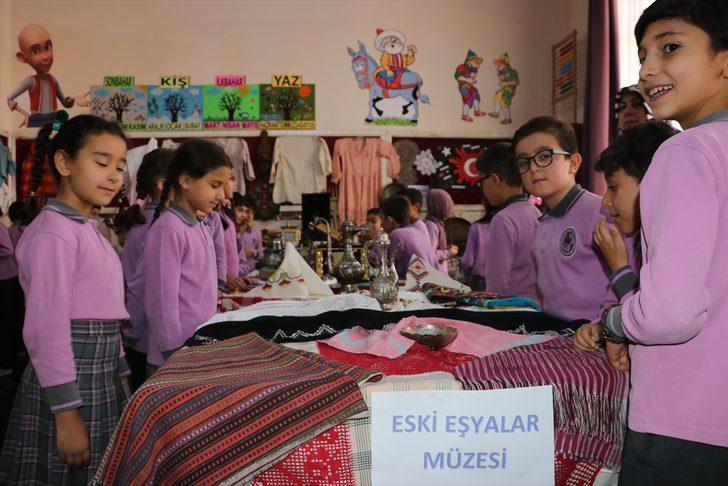İlkokul öğrencilerinden evlerinden getirdikleri tarihi eşyalarla sınıf müzesi G3