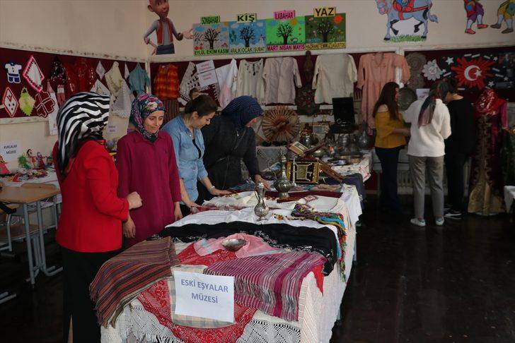 İlkokul öğrencilerinden evlerinden getirdikleri tarihi eşyalarla sınıf müzesi G4