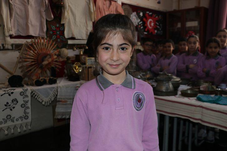 İlkokul öğrencilerinden evlerinden getirdikleri tarihi eşyalarla sınıf müzesi G5