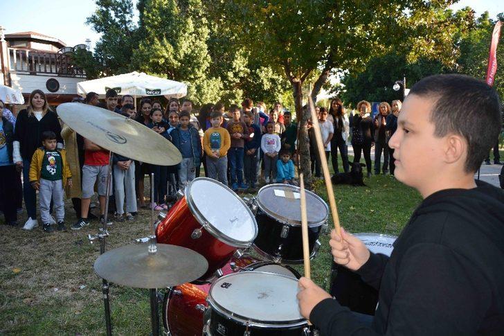 Otizmli Kemal Deniz sahne performansıyla büyüledi G1