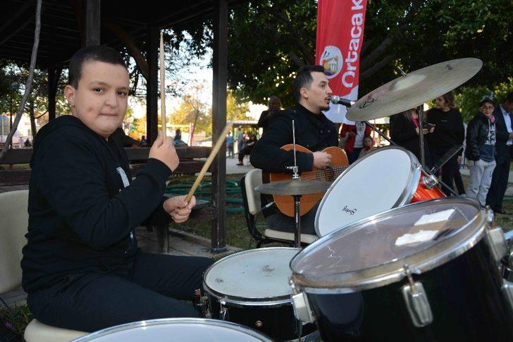 Otizmli Kemal Deniz sahne performansıyla büyüledi G2