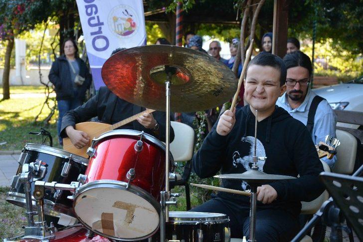 Otizmli Kemal Deniz sahne performansıyla büyüledi G3