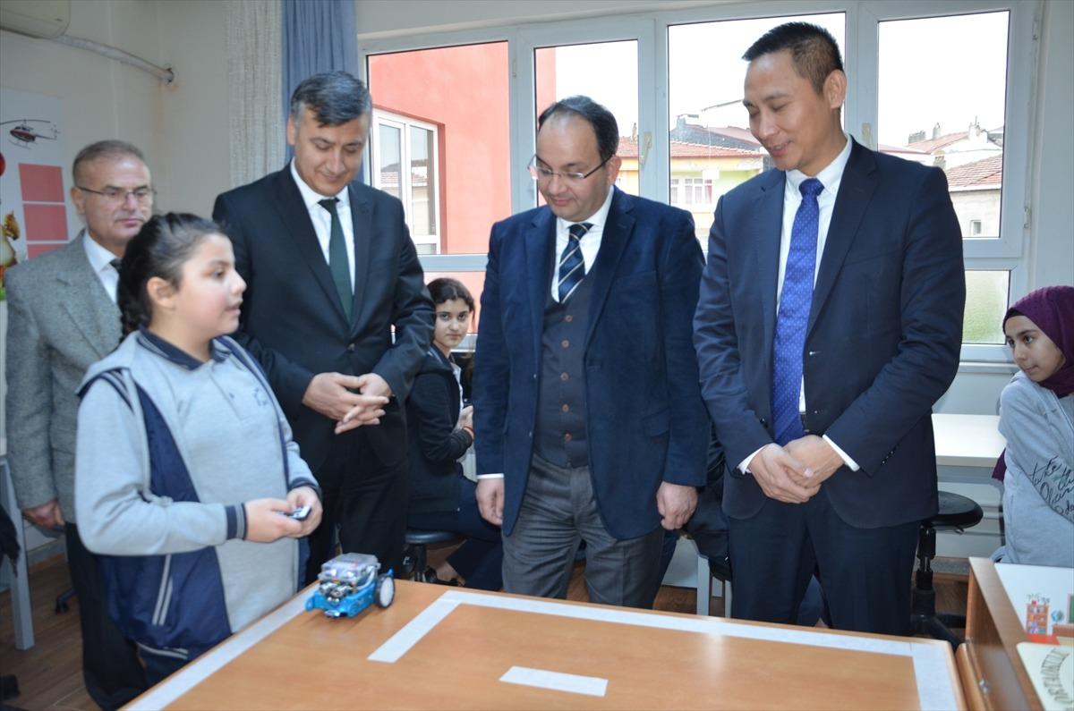 Huawei, Samsun'daki bir ortaokula 30 diz&uuml;st&uuml; bilgisayar bağışladı