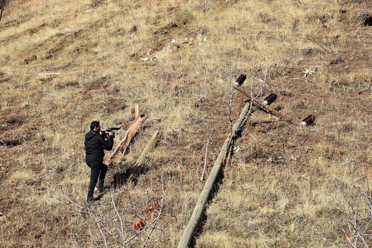 Hakkari'de &ouml;ğrenci servisi şarampole devrildi: 2 &ouml;l&uuml;, 10 yaralı