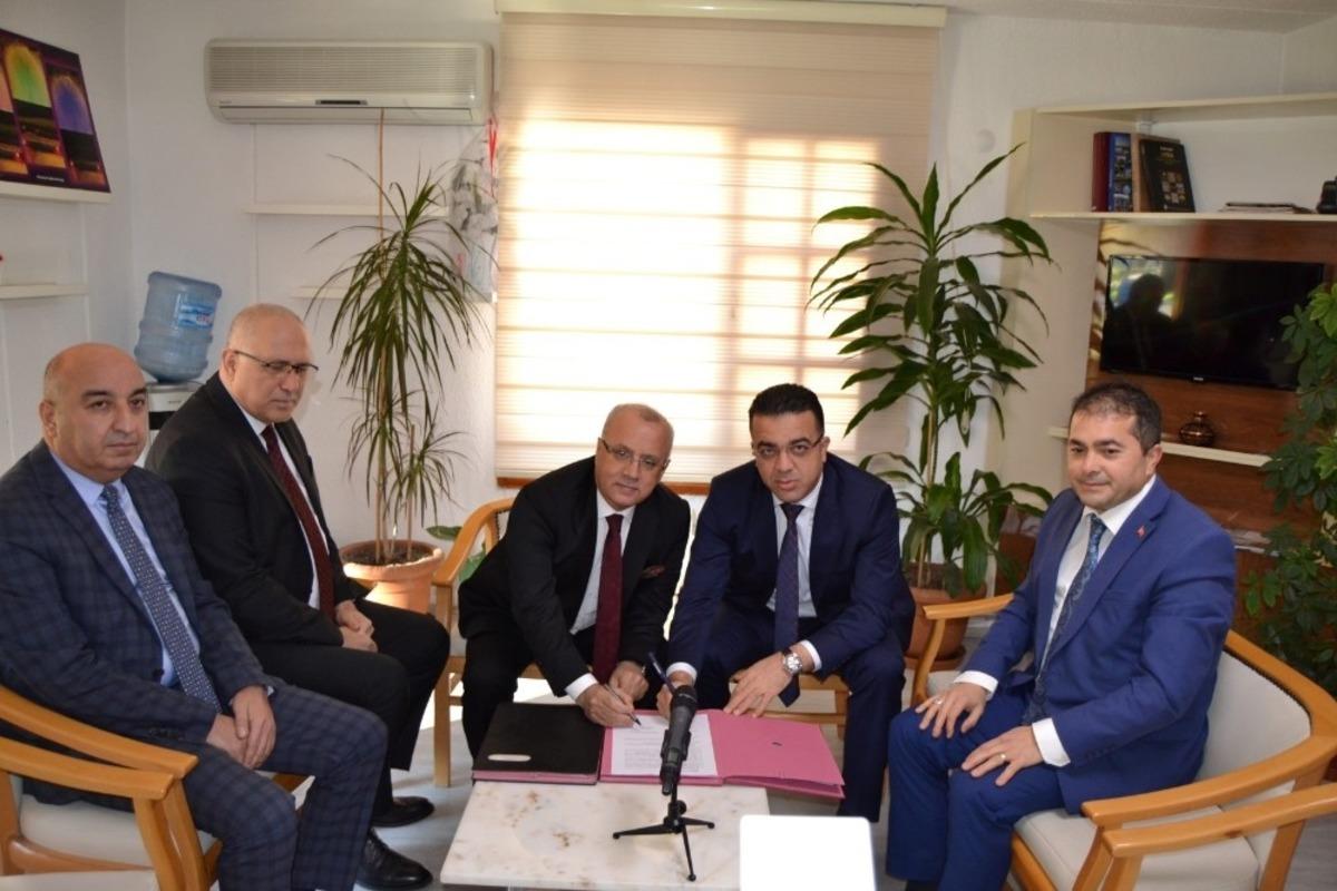 Salihli&rsquo;de imzalar k&ouml;y okulları i&ccedil;in atıldı