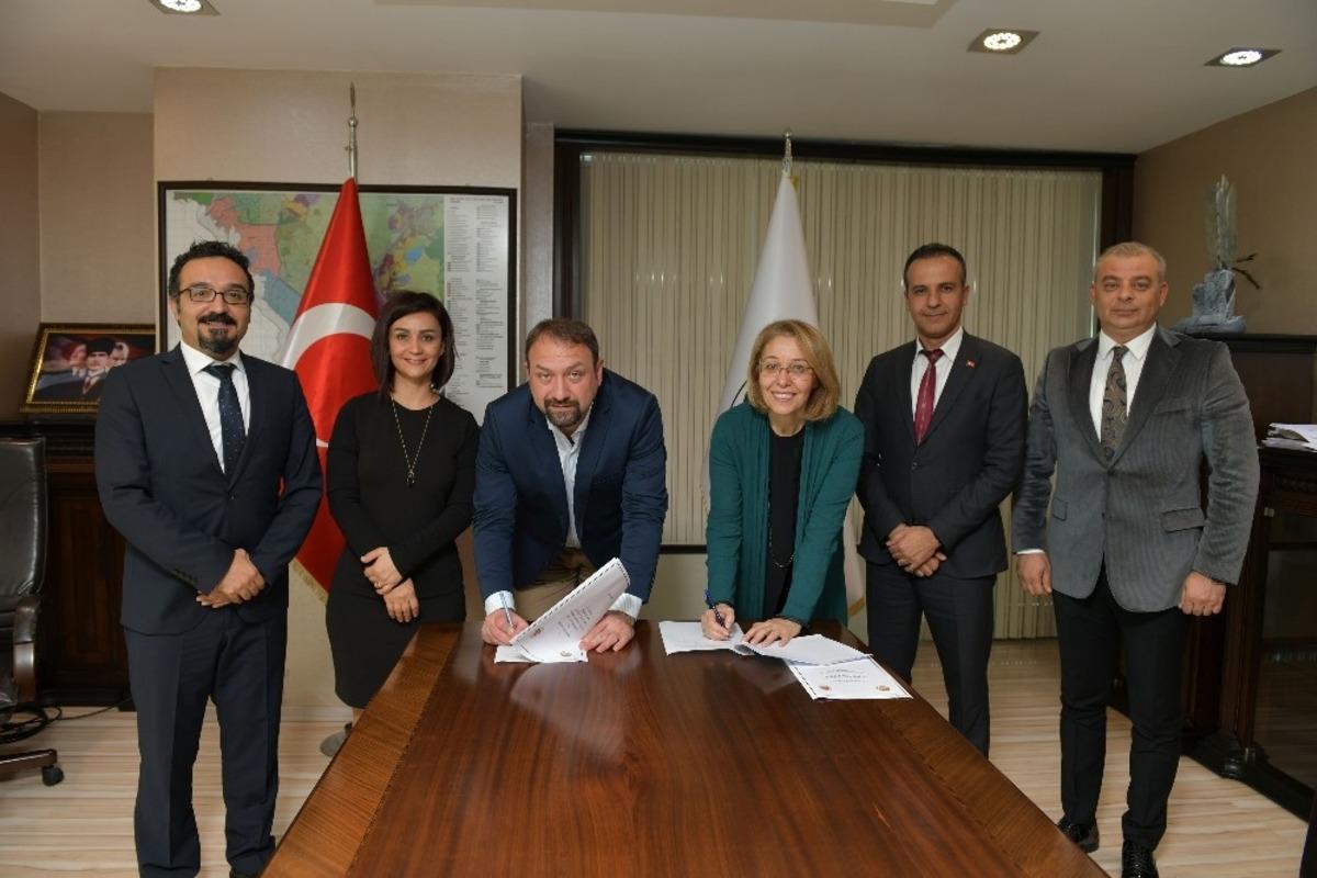 Meslek lisesi &ouml;ğrencileri belediyeye bank ve &ccedil;&ouml;p konteyneri &uuml;retecek