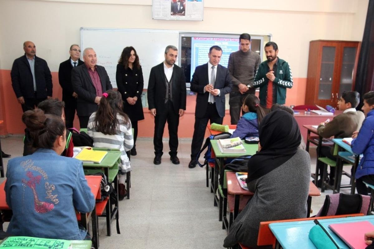 Kaymakam T&uuml;rkman ve Başkan Say &ouml;ğrencilerle buluştu