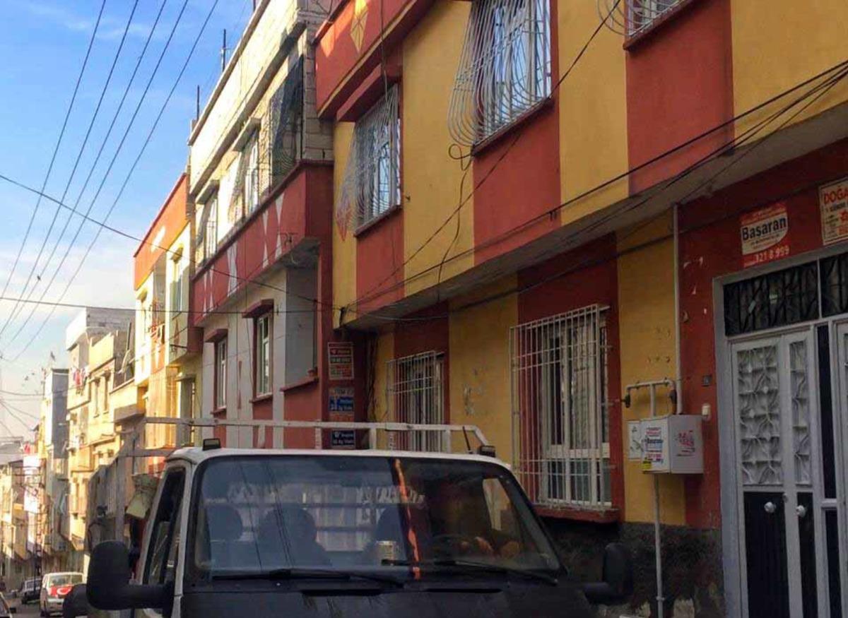 Sokak ortasında eşinden şiddet g&ouml;ren kadın evine d&ouml;nd&uuml;
