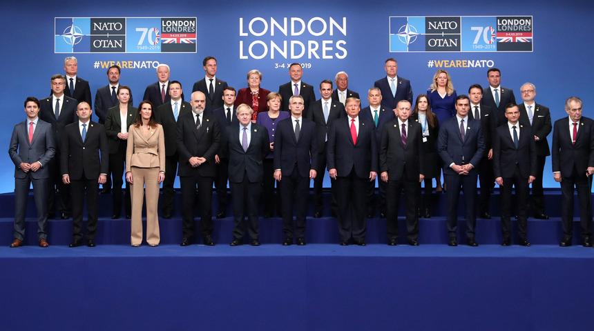 NATO Liderler Zirvesi'nde aile fotoğrafı çekildi