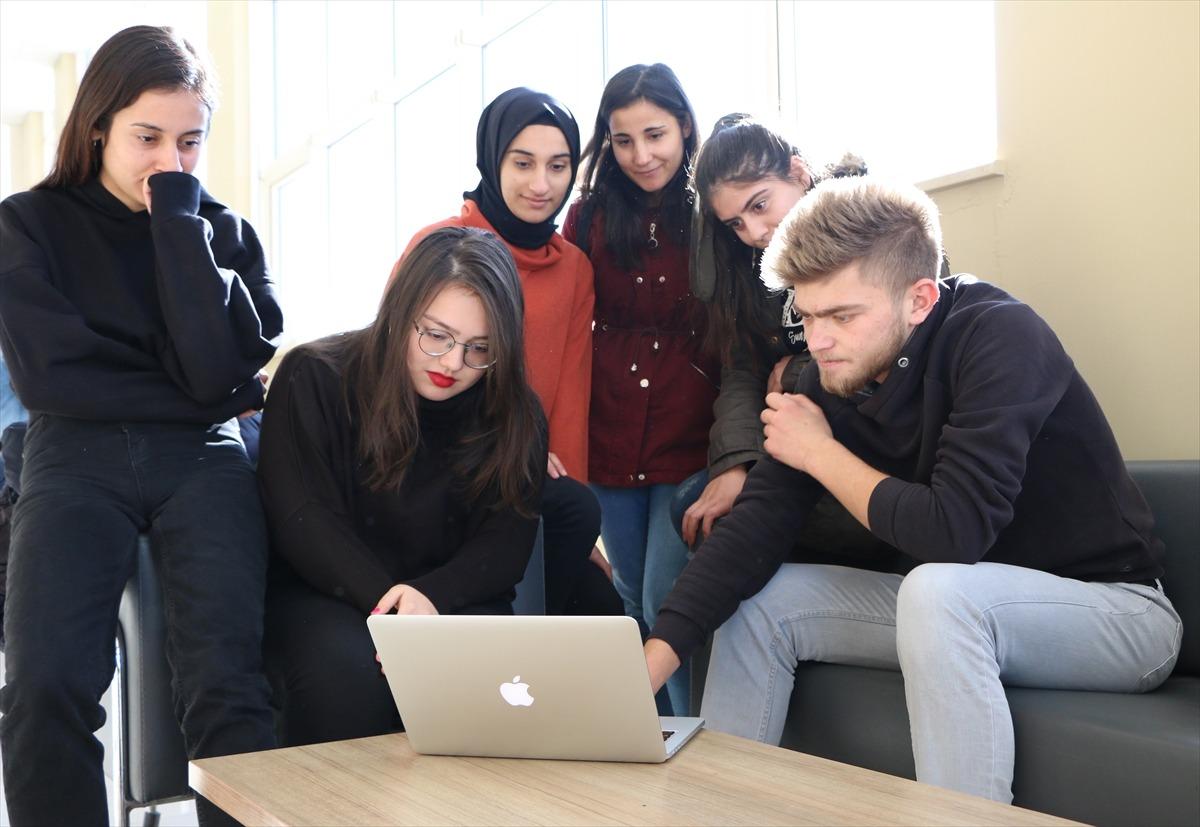 AS&Uuml; İletişim Fak&uuml;ltesi &ouml;ğrencileri AA'nın "Yılın Fotoğrafları" oylamasına katıldı