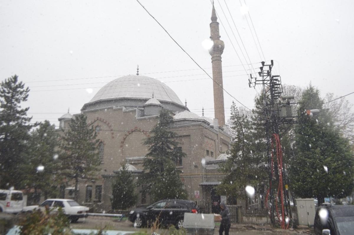 Tavşanlı&rsquo;ya mevsimin ilk karı yağdı