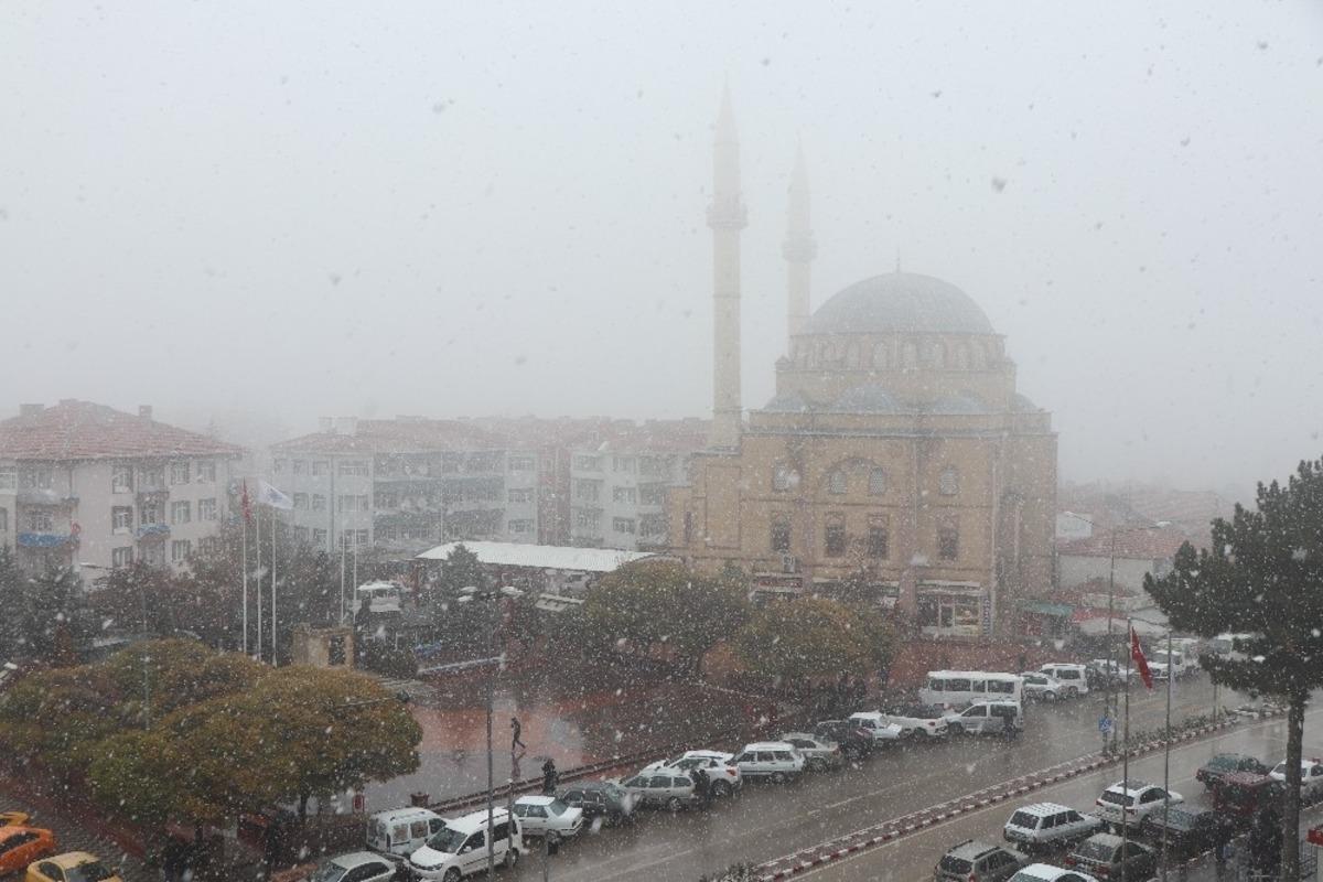Kaman kar yağışı ile beyaza b&uuml;r&uuml;nd&uuml;
