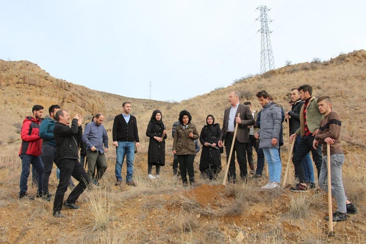 Ormancılık b&ouml;l&uuml;m&uuml; &ouml;ğrencileri fidan dikti