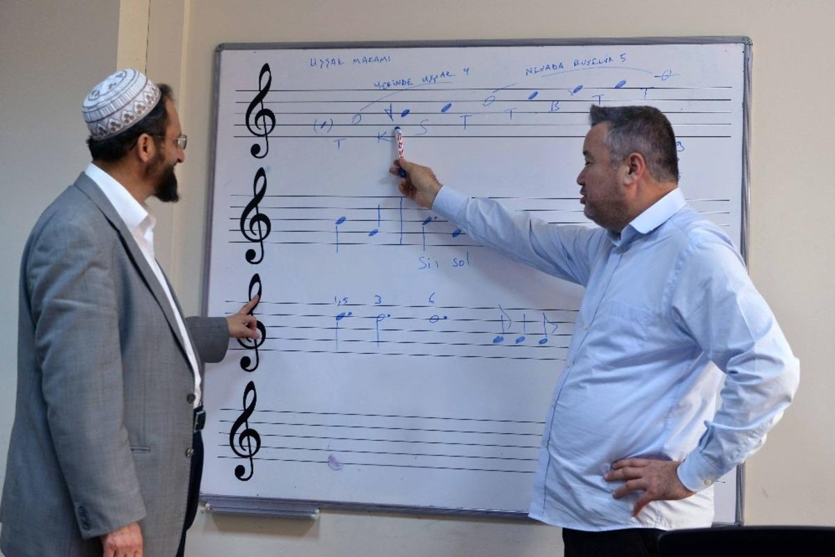 M&uuml;zik eğitimiyle ezan, ilahi ve mevlit okuyorlar